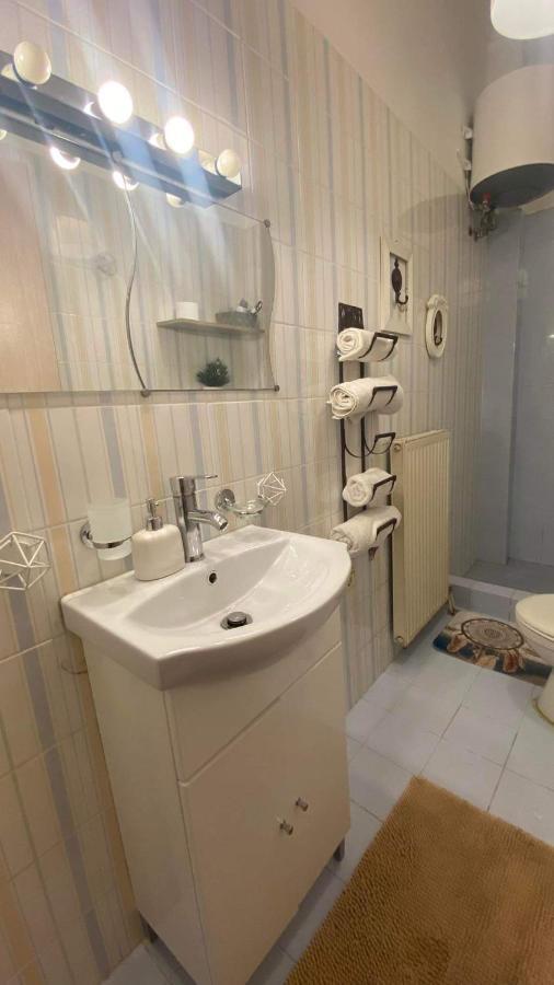 Cozy Minimal Apartment Пирея Екстериор снимка