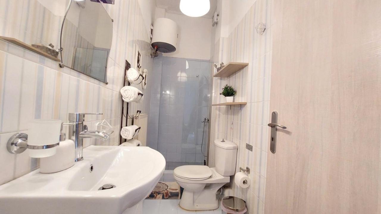 Cozy Minimal Apartment Пирея Екстериор снимка